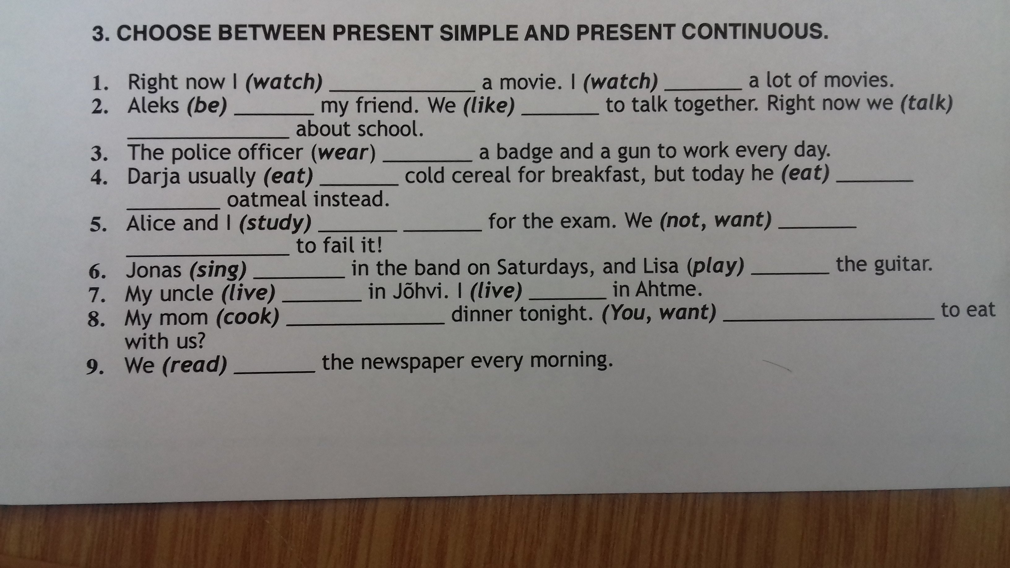 Вставьте глаголы в форме present continuous. Заполните пропуски глаголами в present simple. Present simple текст с пропусками. Вставь глаголы в present Continuous ответы. Заполните пропуски в рассказе present simple.