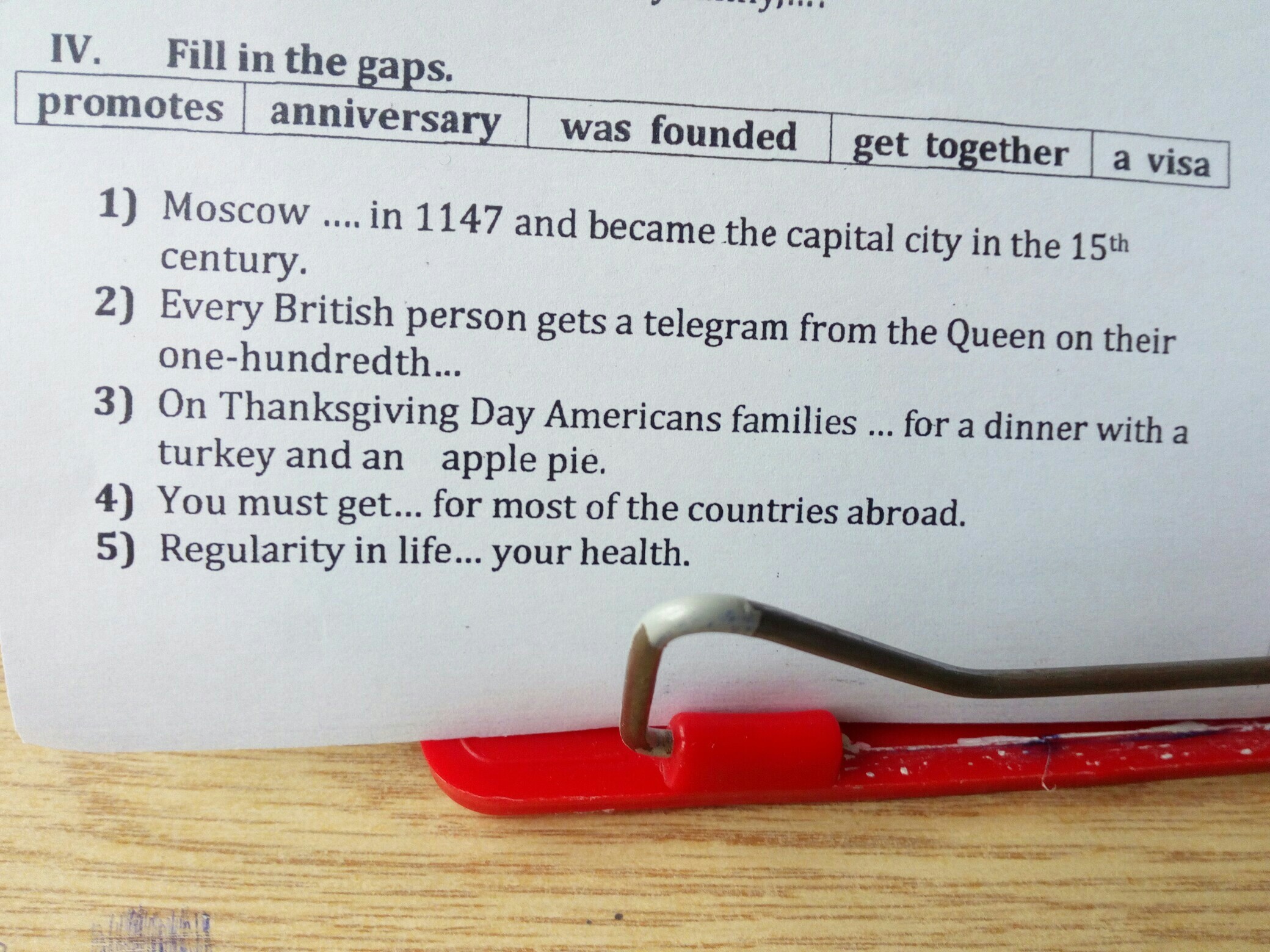 Filling gaps. Ответы на fill in the gaps. Fill in the gaps Family 4 класс. Fill lettera in the gaps. Ответы на карточку английский язык ,,fill in the gaps.