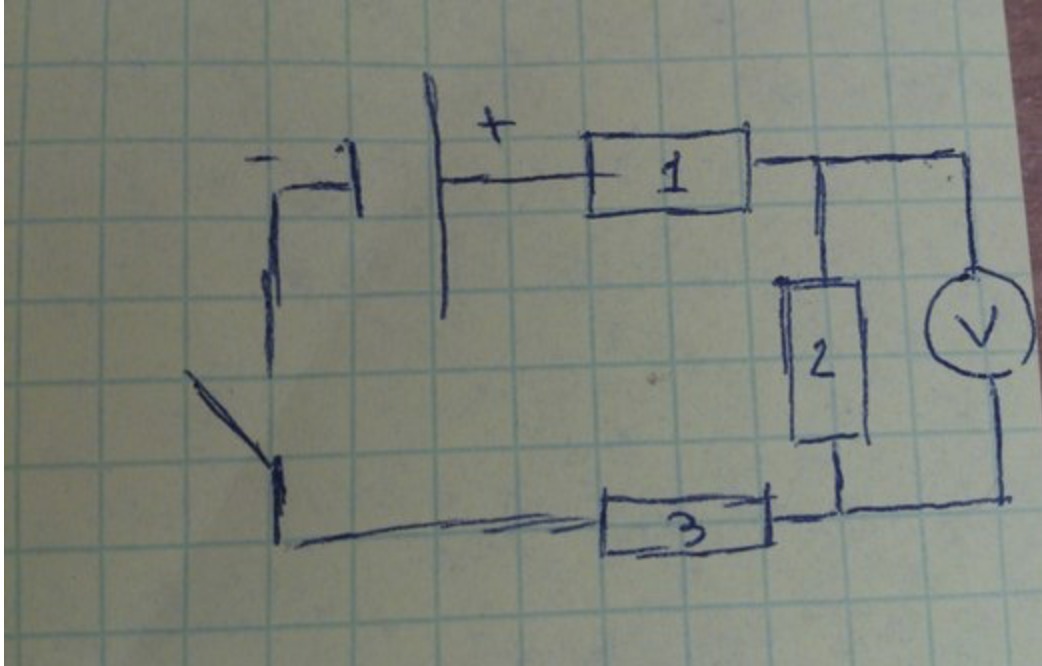 Три резистора. Три резистора последовательно амперметр. Три резистора сопротивлениями 3 ом 6 ом 9 ом соединены последовательно. 3 Резистора соединены последовательно вольтметр три. Rобщ r1 r2/r1+r2.